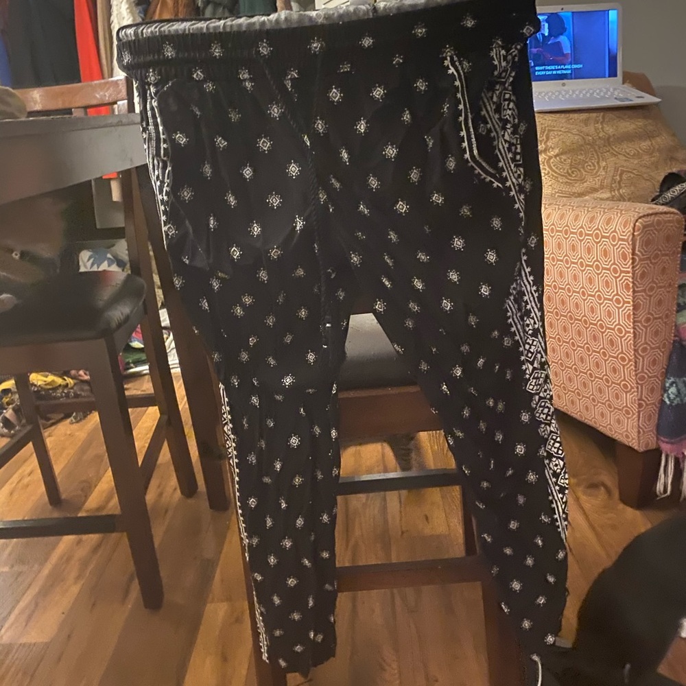 COPY - Looses black and white pants